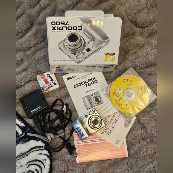 Nikon Coolpix 7600 Silver AA Battery Powered - Picture 1 of 6